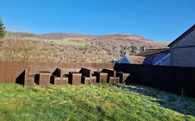 Flat 2, Modern Studio Apartment, Tynte Hotel, Mountain Ash