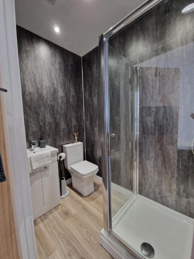 Flat 2, Modern Studio Apartment, Tynte Hotel, Mountain Ash Quakers Yard Exterior photo