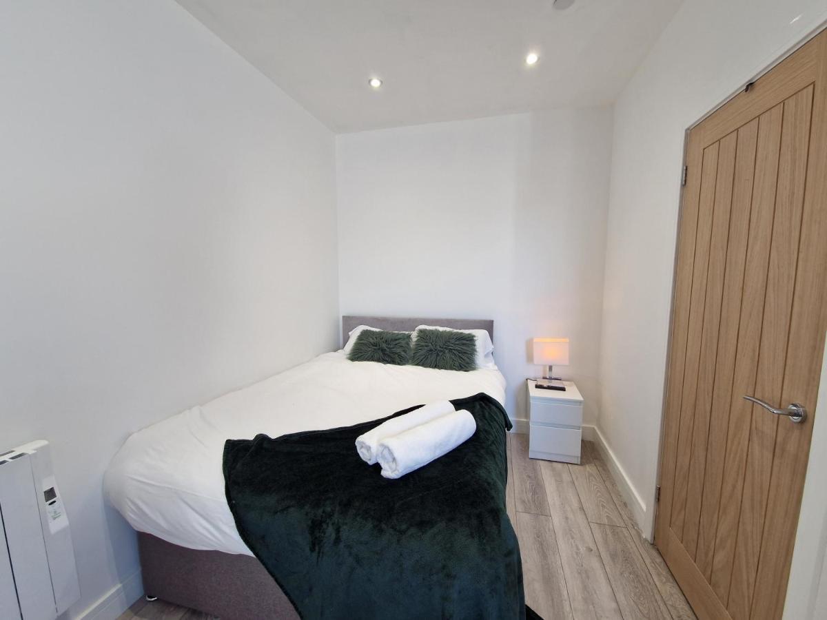 Flat 2, Modern Studio Apartment, Tynte Hotel, Mountain Ash Quakers Yard Exterior photo