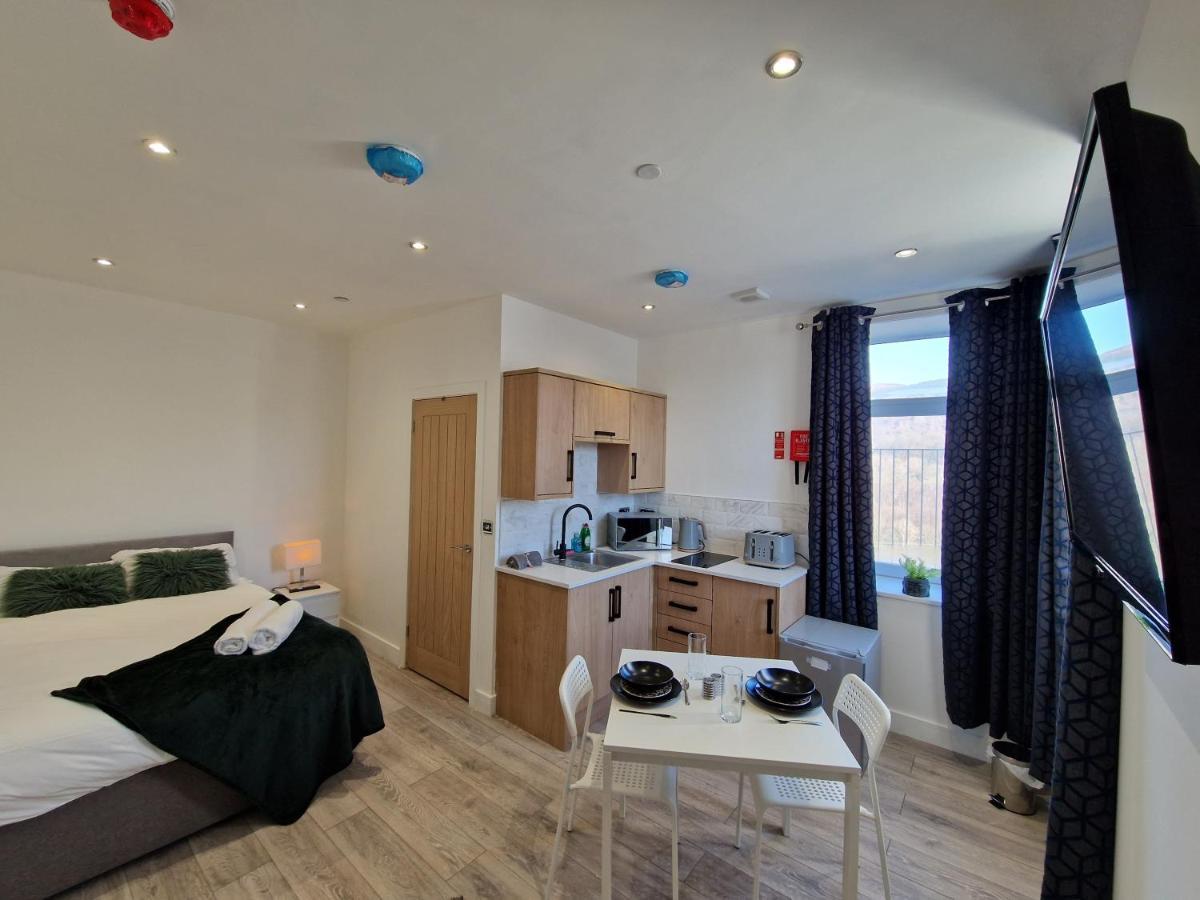 Flat 2, Modern Studio Apartment, Tynte Hotel, Mountain Ash Quakers Yard Exterior photo